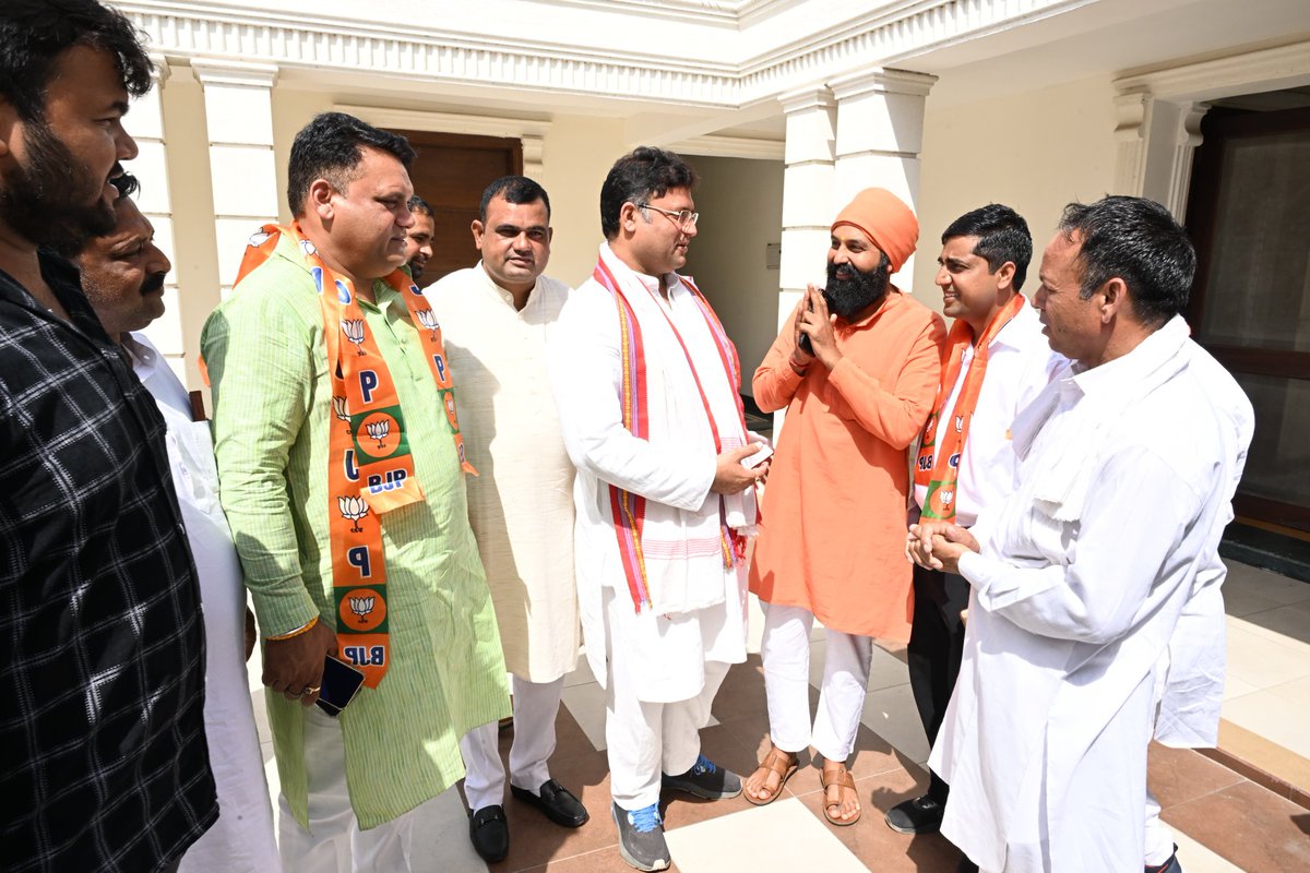Tanwar_Indian's tweet photo. गोंदर फार्म (करनाल) पर अन्य पार्टियों को छोड़कर @BJP4India में शामिल हुए साथियों का @NarendraModi जी के इस भाजपा परिवार में स्वागत किया।
@mlkhattar जी द्वारा साढ़े 9 वर्ष के कार्यकाल में करवाए गए शानदार जनहित के कार्यों की बदौलत करनाल की जनता उन्हें लोकसभा में भेज कर देश की सबसे बड़ी पंचायत में हरियाणा की आवाज़ को और अधिक बुलंदी देने का काम करेगी।
 
@mlkhattar
@nayabsainibjp
#PhirEkBaarModiSarkar
