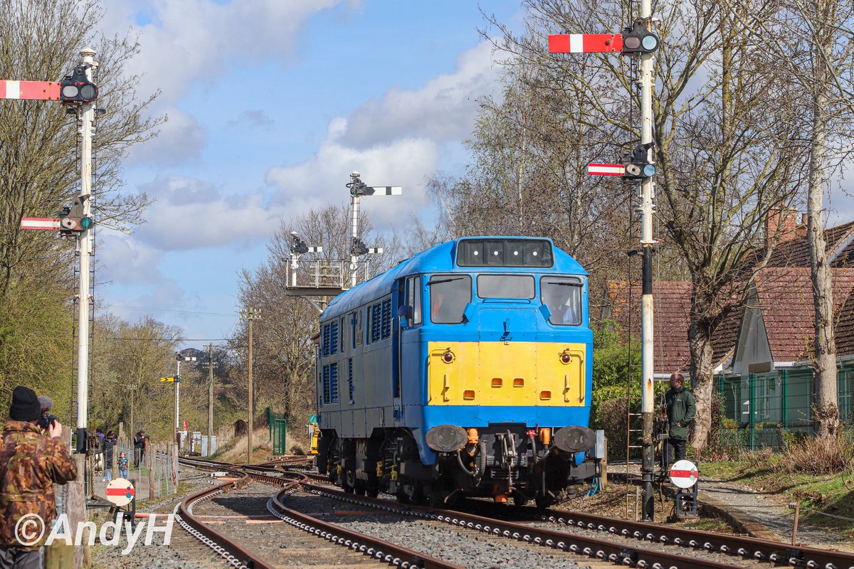 #SemaphoreSunday from the @NLRailway yesterday. 31289 runs back onto the stock waiting in the platform at the newly opened Boughton station prior to hauling the 11.30 service to Pitsford & Brampton, the first passenger train departure. #NLR #Class31 #HeritageDiesel 30/3/24
