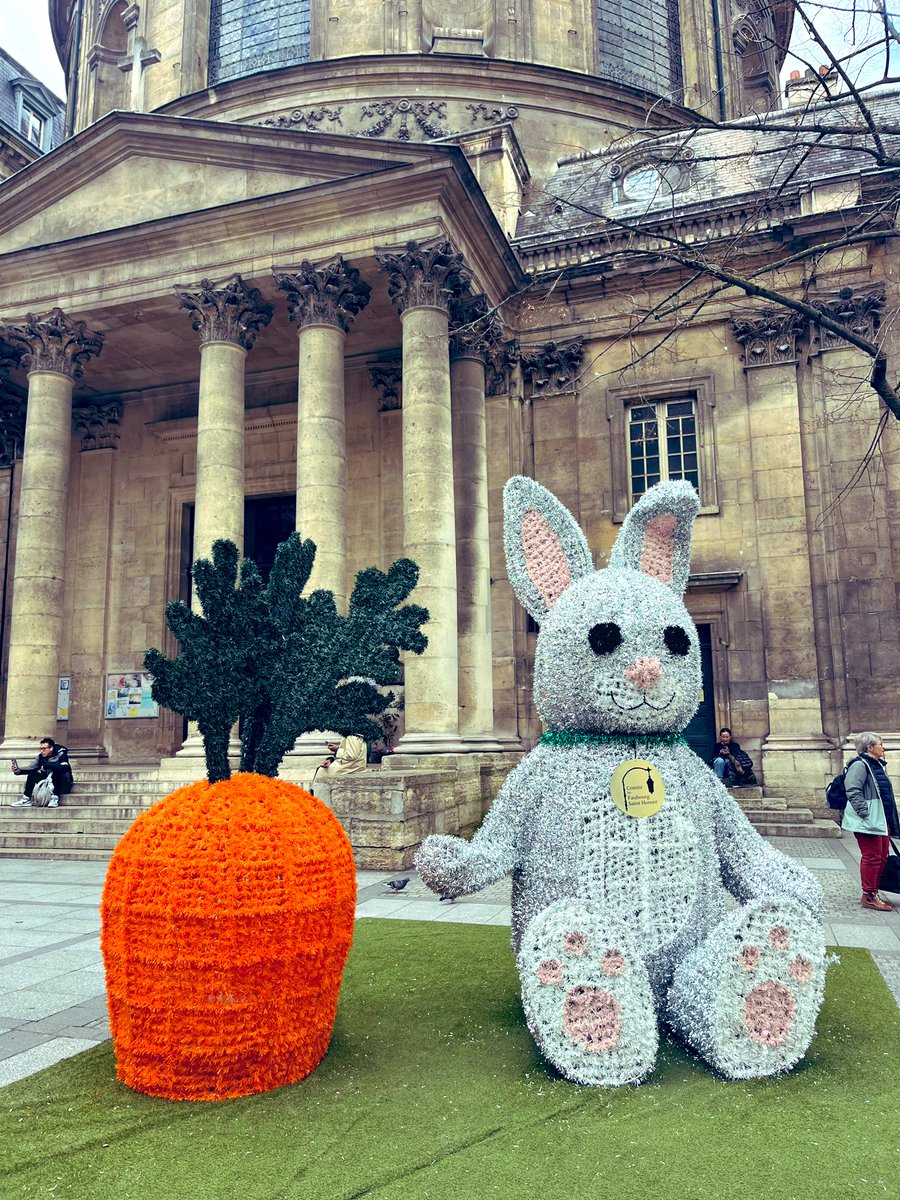 Joyeuses Pâques ! Happy Easter! The big bunnies are out in Paris…