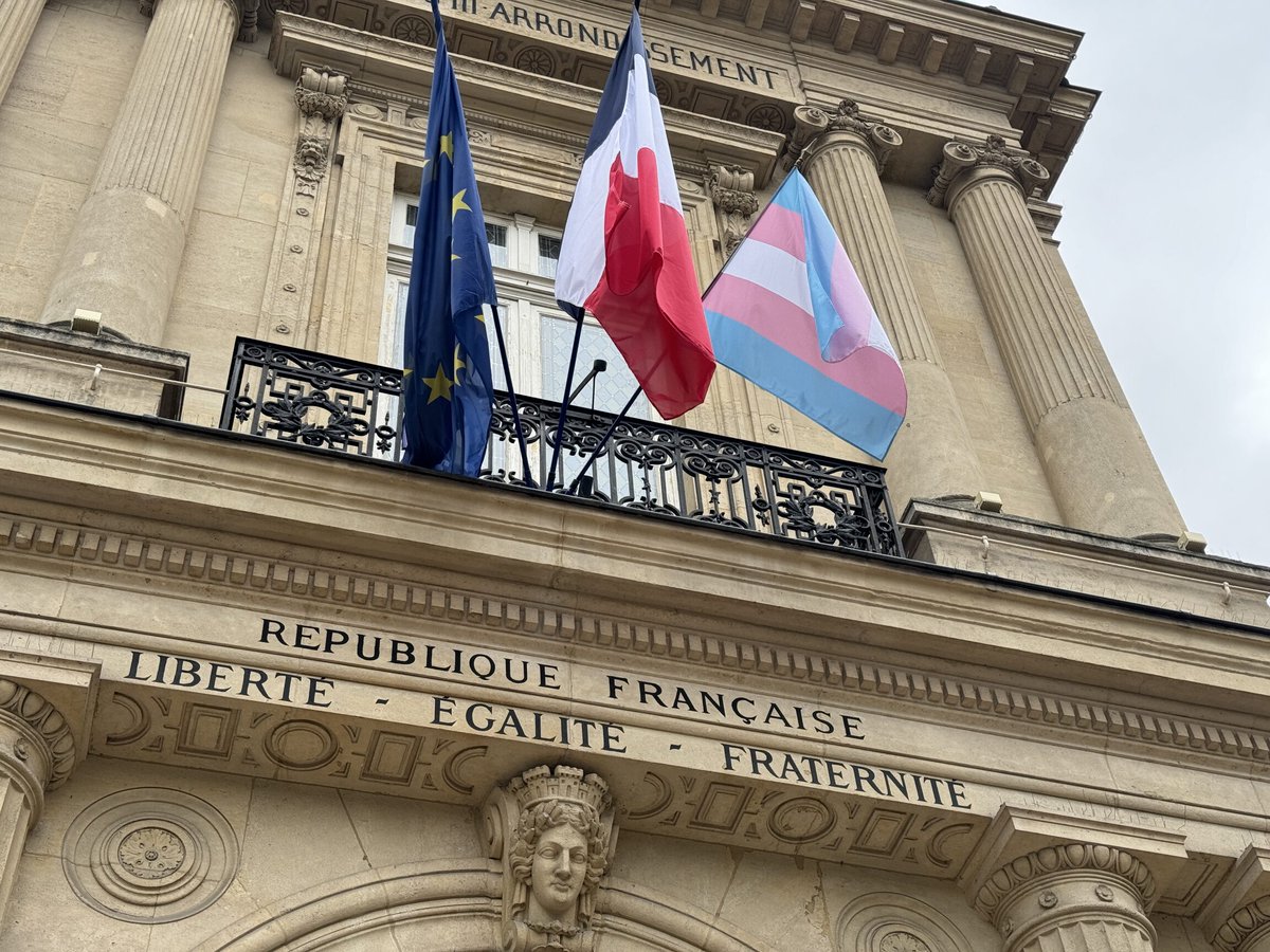 🏳️‍⚧️ Journée Internationale de Visibilité Transgenre : la Mairie de Paris Centre arbore le drapeau transgenre pour rappeler son engagement dans la lutte contre les discriminations et son soutien aux personnes trans.