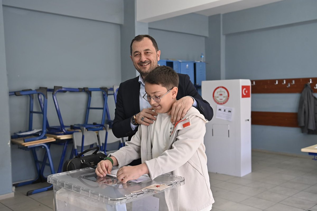 🗳️ Ebru Nayim Fen Lisesi’nde 1335 numaralı sandıkta oyumuzu kullandık.

Vatanımıza, milletimize hayırlı uğurlu olsun.

#BizHazırız