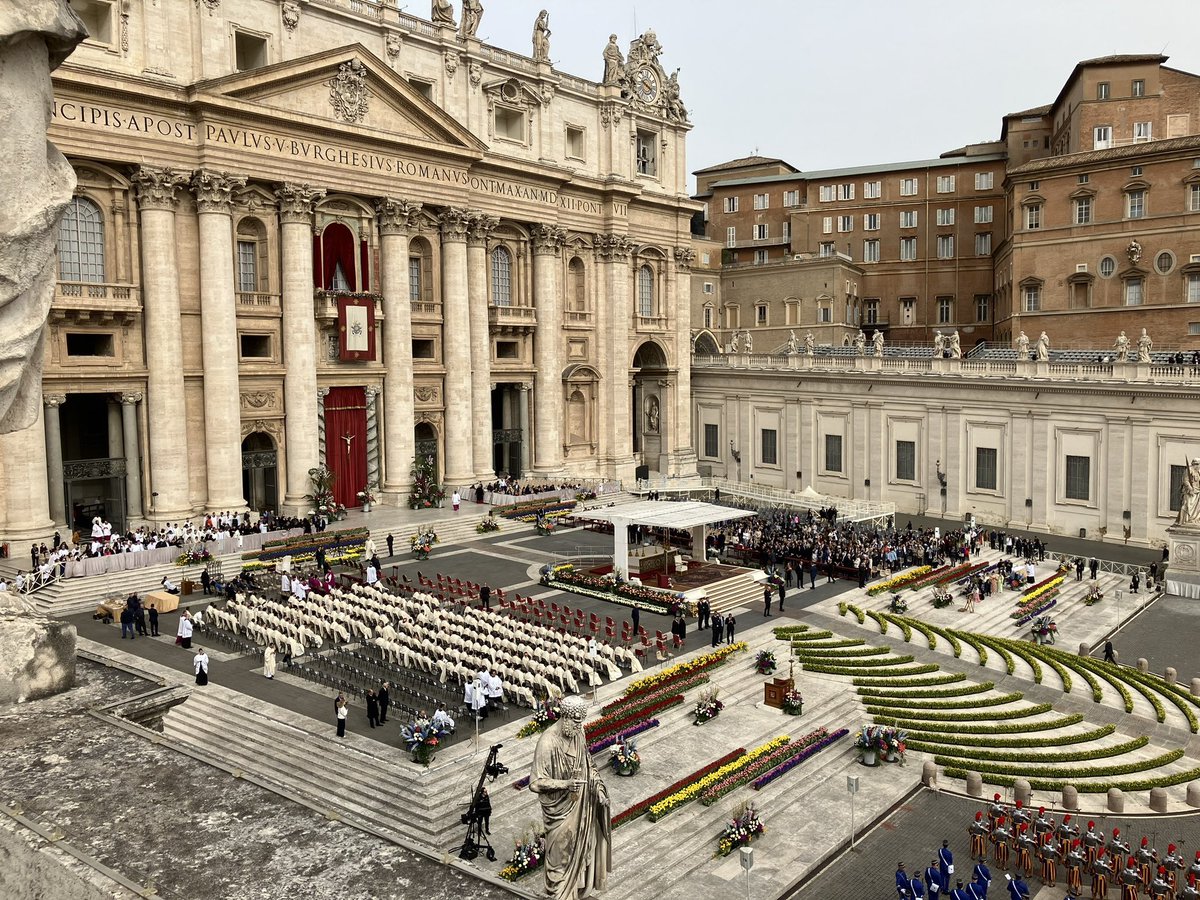 Wishing all a wonderful Easter - a beautiful shot of St Peter’s this morning by 📸 @LB2S.