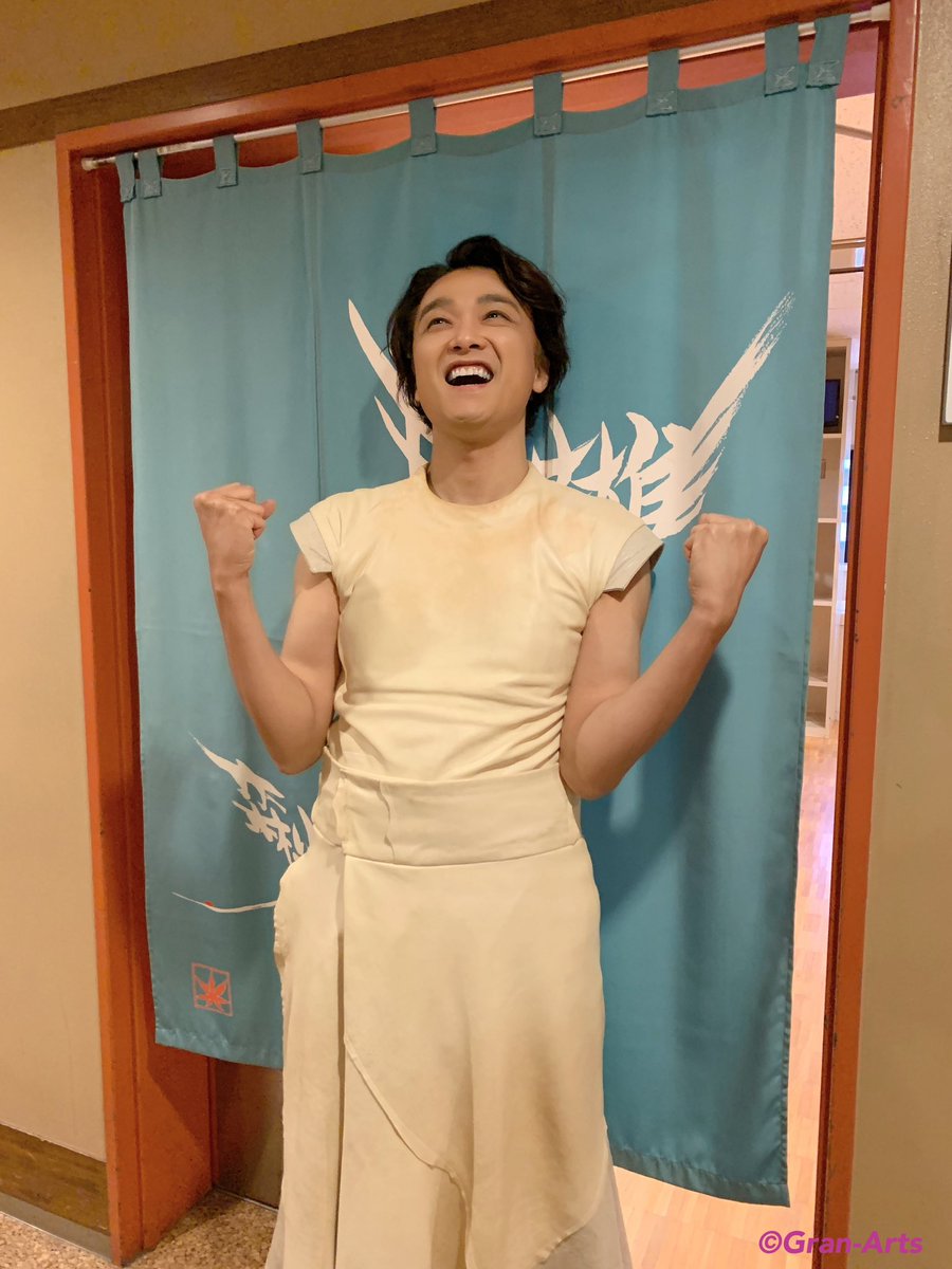 【#井上芳雄】
「メディア/イアソン」@世田谷パブリックシアター、東京公演千穐楽を迎えました☺️👏
少数精鋭のカンパニー✨
絆を深め、緊張感を保ち、日に日に深化し続けて、兵庫公演へ🚢
ご声援ありがとうございました❣️

兵庫公演は4月4〜6日です！

📸脇は死守する井上🤭笑

#メディアイアソン
