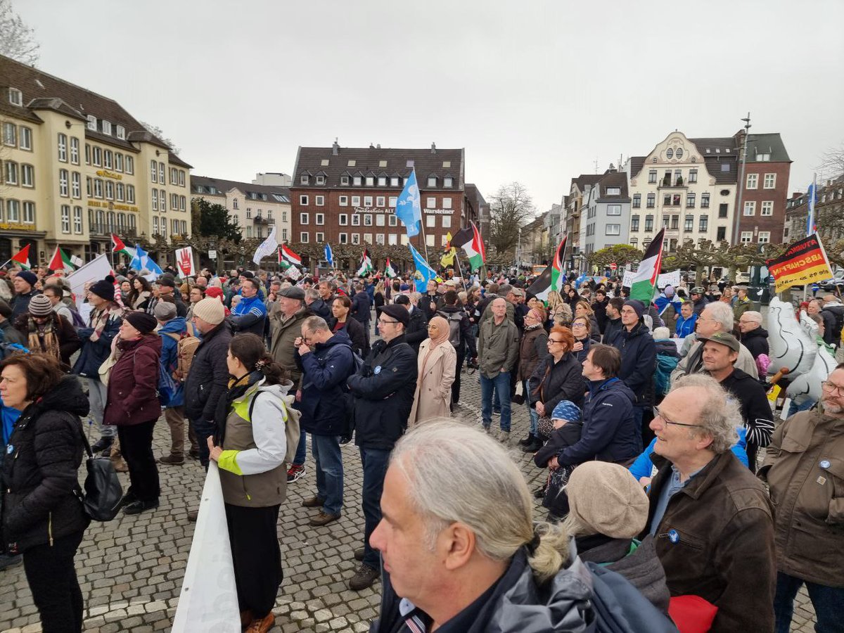 Gestern beim #Ostermarsch in Düsseldorf. #FreeAssangeNoW #CEASEFIRE_NOW #KeineWaffenInKriegsgebiete