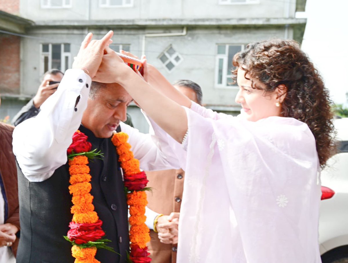 jairamthakurbjp's tweet photo. मण्डी-कुल्लू संसदीय क्षेत्र से भाजपा प्रत्याशी कंगना रनौत जी से आज उनके निवास स्थान भांबला में भेंटवार्ता की।

इन दौरान आगामी लोकसभा चुनाव संबंधी विषयों पर चर्चा की।

निश्चित तौर पर कंगना जी मंडी लोकसभा की जनता के आशीर्वाद से लोकसभा चुनाव में बड़ी जीत हासिल करने वाली हैं। https://t.co/XU2odxw6N3