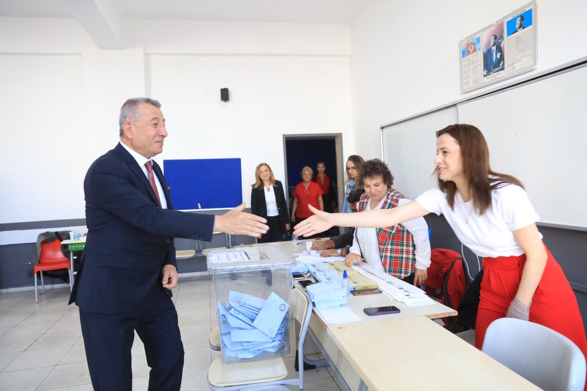 mustafagnyresmi's tweet photo. Demokratik haklarımızdan biri olan ‘oy verme’ işlemini, eşim Nermin Günay ile ile birlikte 
Dr. Güngör Özbek Anadolu Lisesi’nde tamamladık. Halkımızı da sandığa gidip oy kullanmalarını rica ediyorum.
#oyver https://t.co/e0IADaIvQS