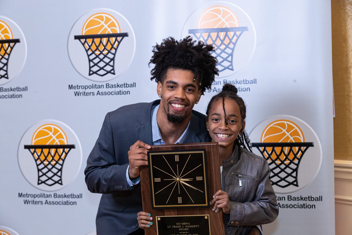 Shout out to 2023 Haggerty Award Winner @Aaron4PF_
Aaron Estrada (Hofstra) for scoring 5 of Bama's last 7 points to ice the game vs. Clemson to take ROLL TIDE to the Final Four!!  The 2024 #haggertyawards dinner will be on April 18!