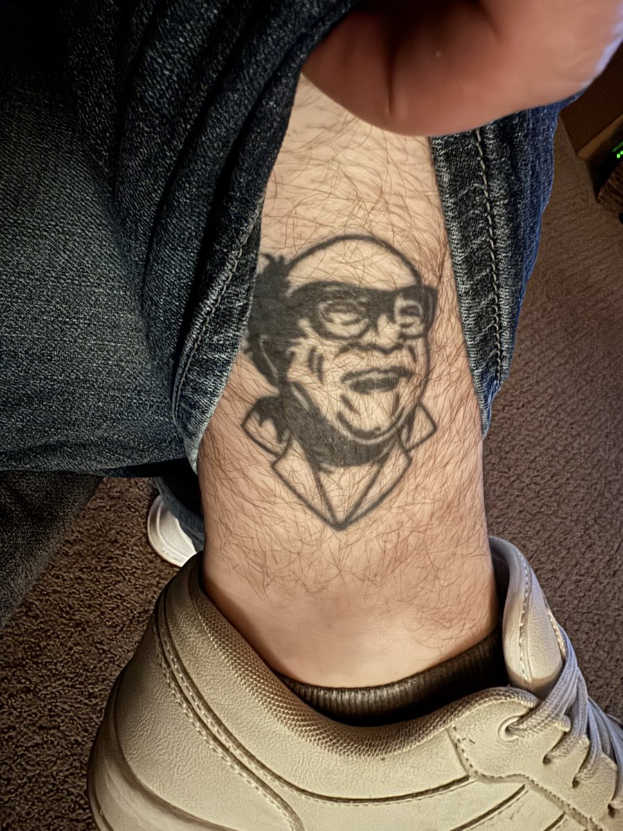 alexreedishere's tweet photo. @DannyDeVito going to be at a wedding in New York in September. Would love to meet up and get you to sign it! Pretty please? https://t.co/VlQT4w3xsN