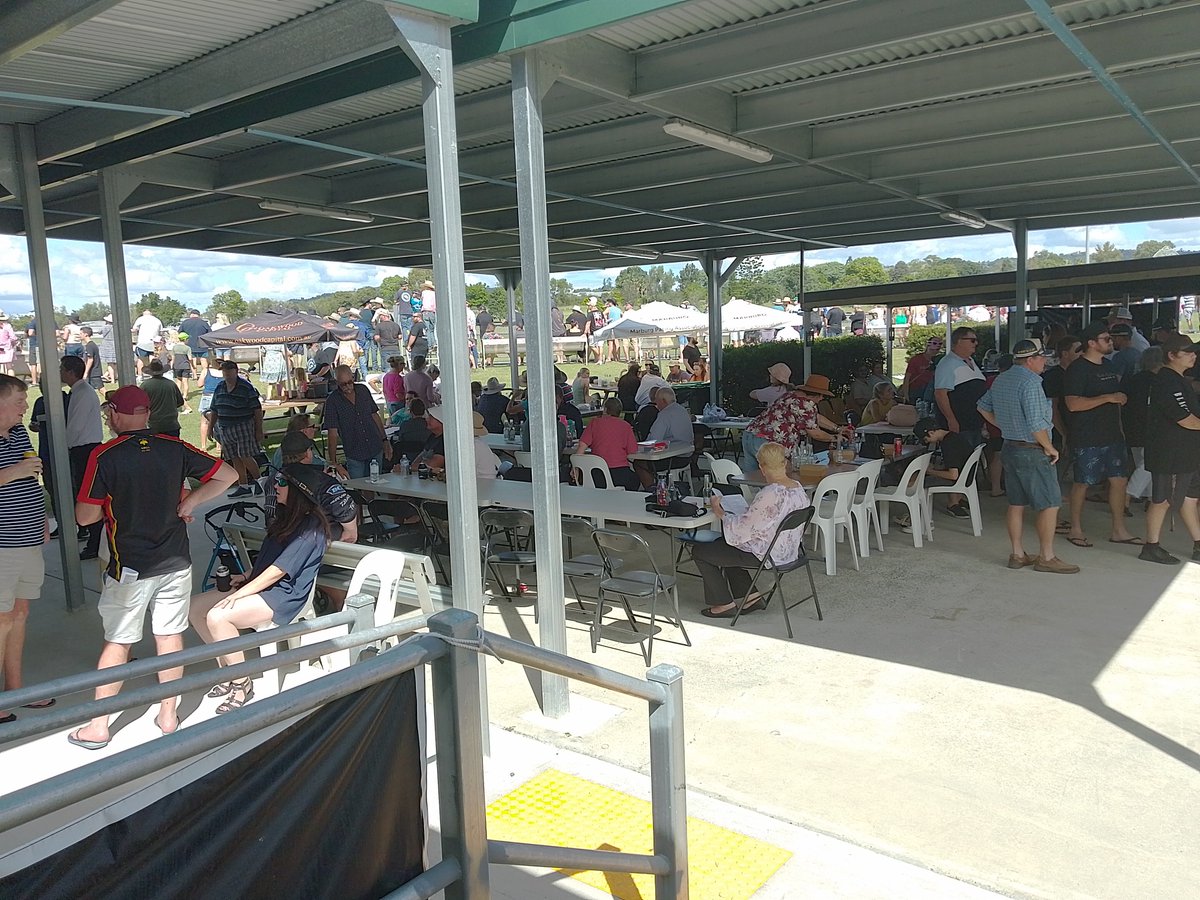 LewinJimmy's tweet photo. @MarburgTrots absolutely packed out..well done to the club 👌#RacingisQld @race https://t.co/XtsV9y2lJI