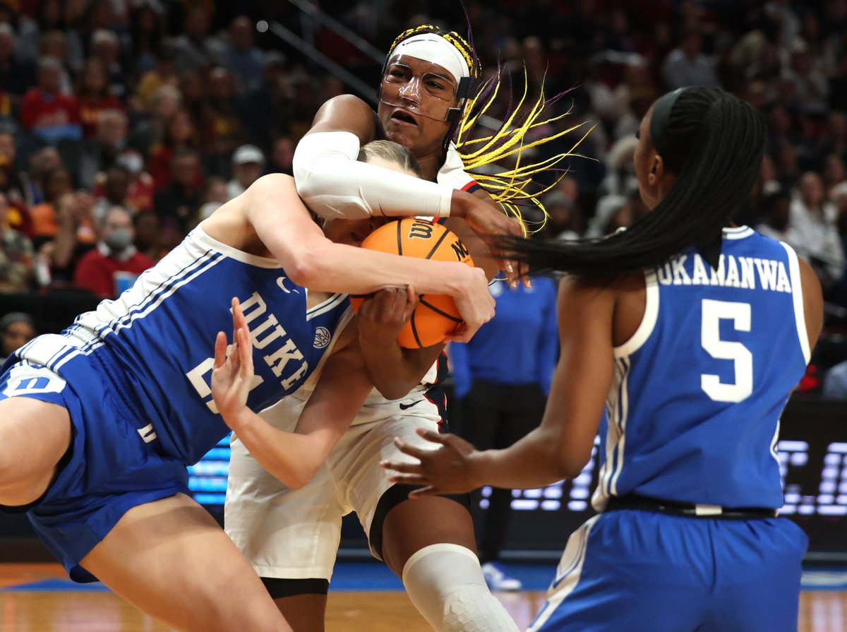 jonhouse_'s tweet image. UConn holds off Duke 53-45 during a physical Sweet Sixteen matchup in the 2024 NCAA Women’s Basketball Tournament at the Moda Center.