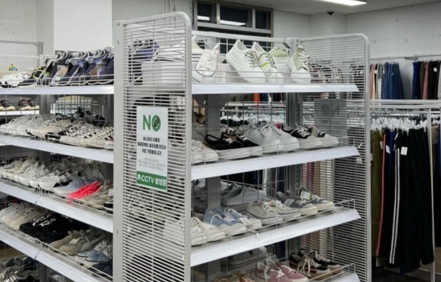 동묘털린 이후로 여긴 내 소중한 창고로 남기고 싶었지만... 여러분 숲스토리 가세요. 기본적으로 헌옷인데, 새옷중에 버려질 재고도 들어오고 지체장애인들 일자리도 줍니다. 게다가 옷도 짱 싸. 이천원에서 만원정도가 일반적임. 그리고 매우매우 깨끗함.