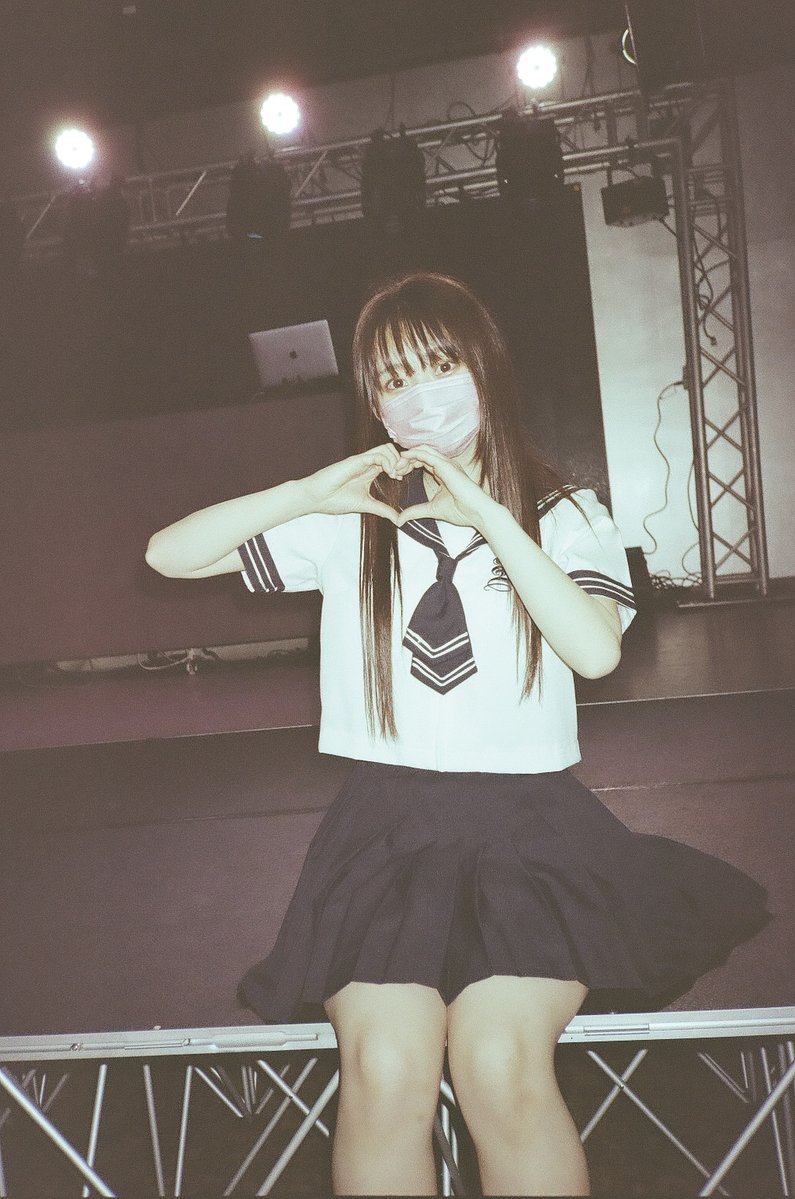 natan172's tweet photo. 2024.3.17 Studio Jill #ぽけっとファントム Schoolコスプレ撮影会 #松岡未都 ちゃん🍊③
#フィルムカメラ で撮影
現像したら偶然いつかのセーラ服衣装の1ショットがあったので、Schoolコスということでついでにアップ🙂
京セラ #TPROOF Carl Zeiss TESSAR T* 35mm
#KodakGold200 #期限切れフィルム https://t.co/FY75cJjPCT