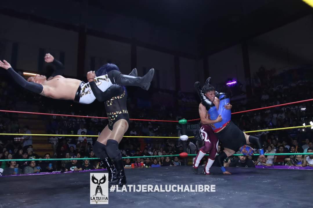 LaTijeraLucha's tweet photo. Una lluvia de dinero se hace presente en la #NezaOriginal cuando choca dos tercias de frente y con un pasado, #ChicoChe, #NezaKidJr y #Freelance vencen a #PiratitaMorgan, #Chicanito y #Bizhota en el magno evento de #ProduccsSanchez y #PsychoProducciones…
#latijeraluchalibre https://t.co/RbZlJlaPFh