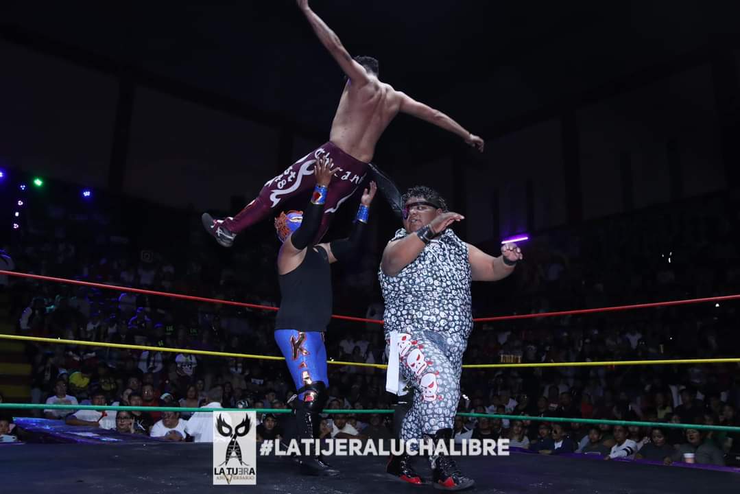 LaTijeraLucha's tweet photo. Una lluvia de dinero se hace presente en la #NezaOriginal cuando choca dos tercias de frente y con un pasado, #ChicoChe, #NezaKidJr y #Freelance vencen a #PiratitaMorgan, #Chicanito y #Bizhota en el magno evento de #ProduccsSanchez y #PsychoProducciones…
#latijeraluchalibre https://t.co/RbZlJlaPFh
