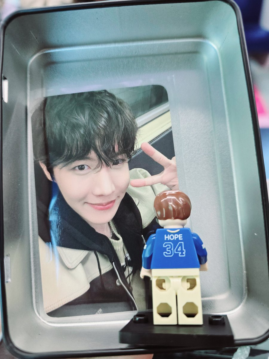 THE ASSEMBLED HOBI LEGO FIGURE IS SO CUTEEE 😭🥺🫶 cr. @YesArmy2