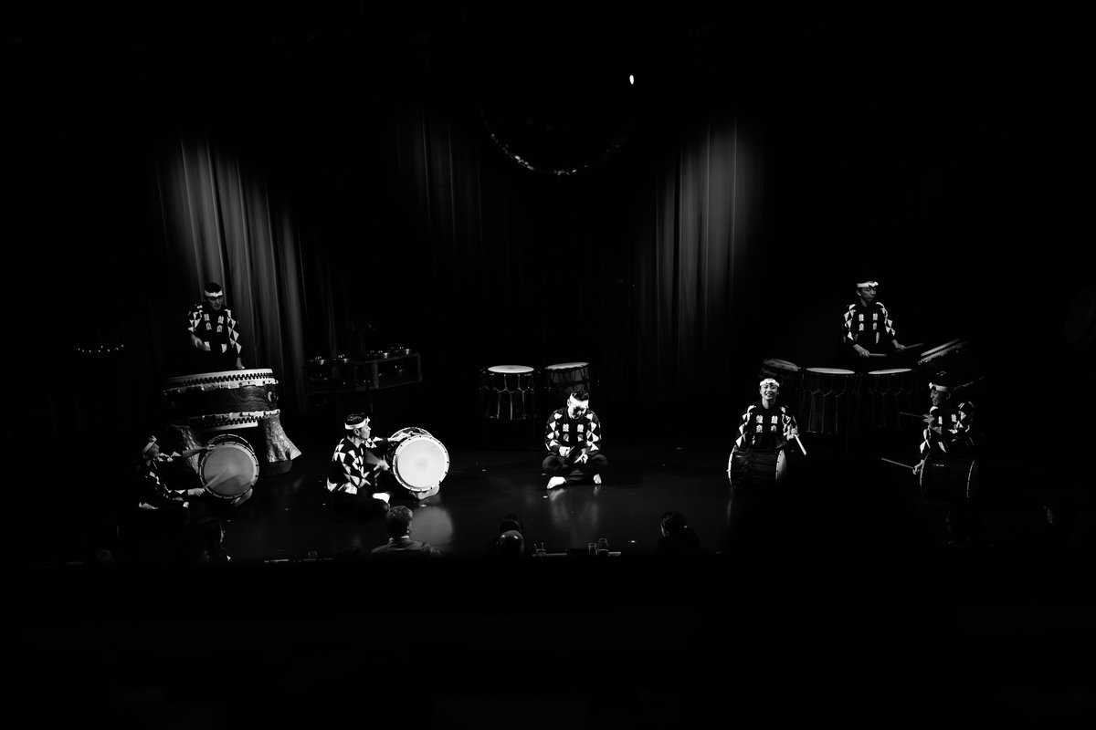 billboardlive_y's tweet image. 【Live Photo】
佐渡を拠点に、日本の伝統的な音楽芸能に可能性を見いだす太鼓芸能集団「鼓童」、初のビルボードライブ横浜公演📸
荒々しくも繊細なプレイと日本の伝統的な音楽旋律が相まって、まさに、“胸に響く演奏”でした。

#billboardliveyokohama #鼓童 #kodo @kodoheartbeat
