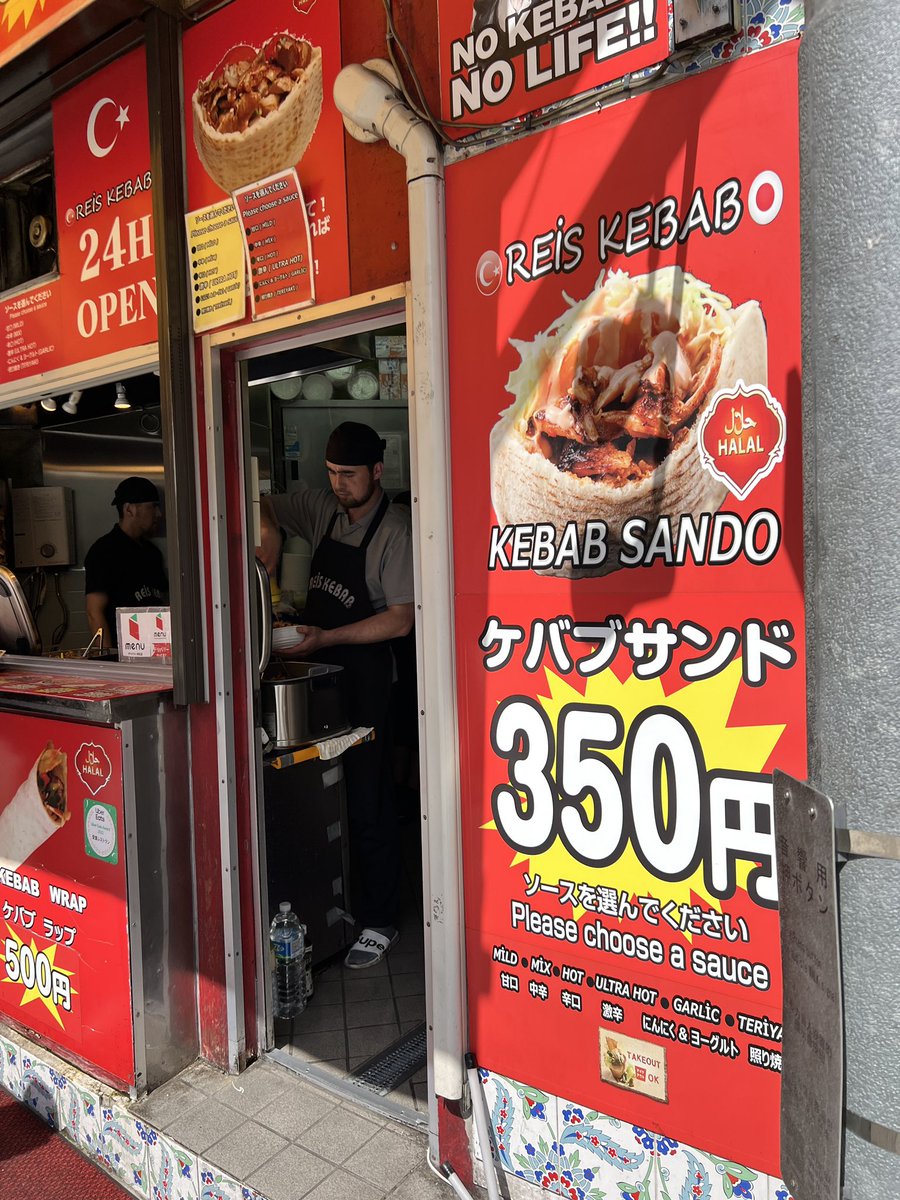 iam_naotaka's tweet photo. 定期的に利用するレイスケバブ。西武新宿駅からすぐで、350円なのにびっくりするぐらいケバブが入っててデカい。そして美味いのだけど、さっき来たら人員が5人いた。一体一日何食出てるんだろう。めちゃくちゃ気になる。 https://t.co/eu0thE7G6i