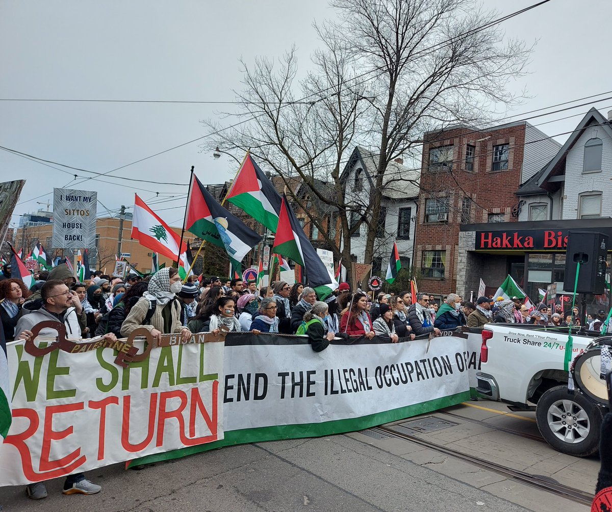 I was at the massive Toronto protest today. We marched peacefully for over 3 hours. Families, grandparents, kids, youth...good folks of all races from all walks of life. There was ZERO violence or harm to anyone...but @TorontoPolice had no intention of keeping it that way! 1/