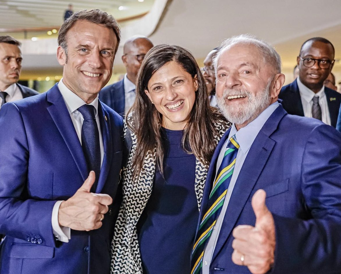 lallier_michel's tweet photo. Quelques Photos Inédites (N&B et Couleurs) de Notre Merveilleux & Courageux Grand Président @EmmanuelMacron 🇫🇷🇪🇺 en #Guyane et au #Bresil 🙏🏻Merci à #Soazig Pour ces Belles Photos N&B 🙏🏻Merci Mr le Président EMMANUEL MACRON💙🤍❤️ et : JOYEUSES PÂQUES à Vous & @Brigitte1eDame❤️ https://t.co/5el8hoO54K