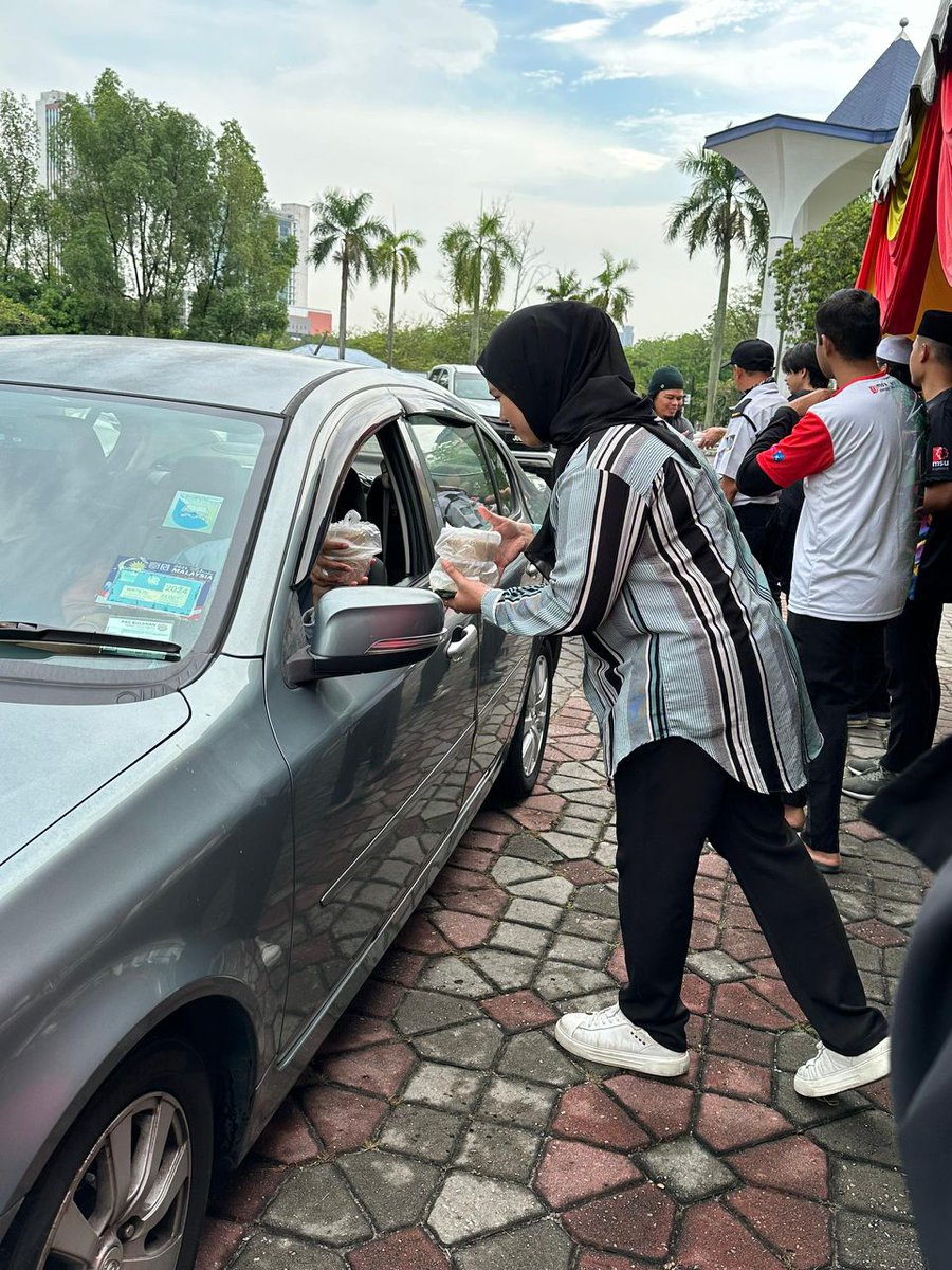 YEC Club (FISE) together with SCD & IMS successfully served our community at Masjid Negeri Shah Alam by distributing bubur lambuk during this blessed month of Ramadan. #msufise #msumalaysia #1day1kindness #giveandgrateful #ramadhanspirit