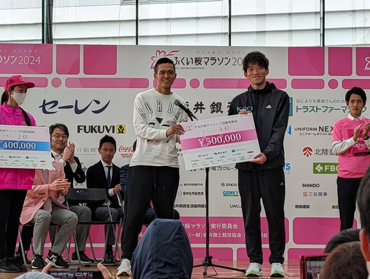 jmc_series's tweet photo. 【#JMCシリーズ #ふくい桜マラソン🌸】    

/／
男子マラソン🌸
表彰式🎉
JMCシリーズ 男子G3
\＼

🥇#物江雄利(Kao)2時間11分43秒
🥈#小田俊平 2時間19分32秒
🥉#山崎竹丸 2時間20分29秒

✅JMCシリーズ
https://t.co/uS5WwljNTA https://t.co/DyR8orlTYW