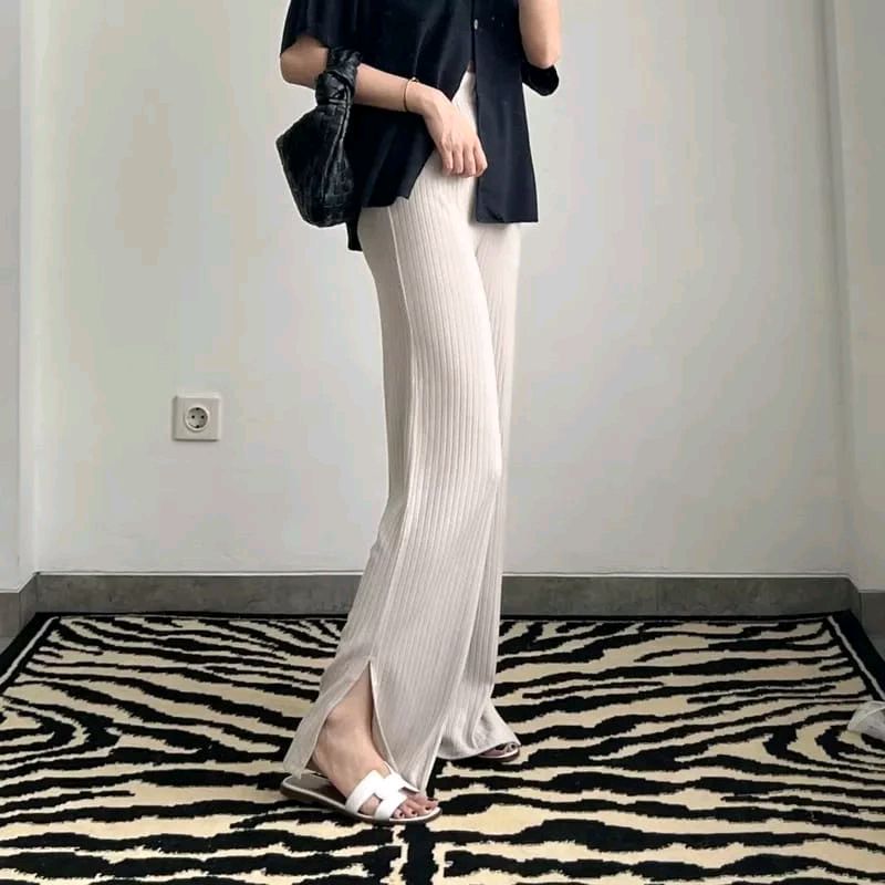 niindhanin's tweet photo. Cek https://t.co/sfSMGqoffp - Knit Hornet Pants - Celana Knit Hornet berkualitas - Cullote Pants Slit - Celana kulot knit hornet terbaru - Loose Pants Highwaist - Knit premium - Celana Wanita terbaru dengan harga Rp68.999. Dapatkan di Shopee sekarang! https://t.co/TqrB29Vcaz https://t.co/d1dmzCMLep