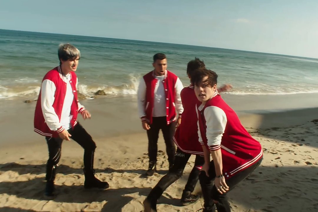 emozyns's tweet photo. gonna tell my kids that this was one direction https://t.co/eLhS59DEf3