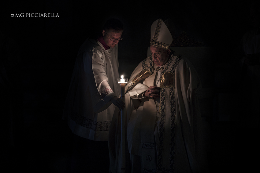 © Maria Grazia Picciarella      
#PopeFrancis leads the #EasterVigil  celebration in St. Peter's Basilica at the Vatican, 30March 2024.   

#Easter #Papa #Pope  #PapaFrancesco #PapaFrancisco #PapeFrancois #PapstFranziskus #ПапаРимскийФранциск