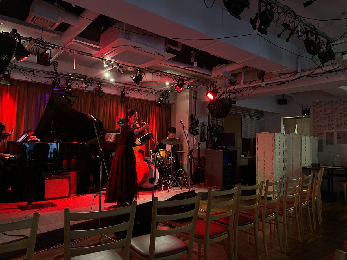 39hibiking's tweet photo. 『Snow White No one knows yet.』
Vol.2
昨日、無事本番を終えました。
とにかく頭を悩ませまくり、試行錯誤しながら全員で創り上げた舞台。
本当にパフォーマーの皆様のおかげで、素敵な作品になりました。

これからも精進します。
ご来場ありがとうございました。 https://t.co/8ZNxg9ZlRR
