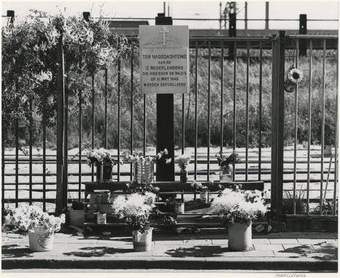 Als represaille voor acties van het verzet werden op 31 maart 1945 12 jongens en mannen uit de Scheveningse gevangenis (het Oranjehotel) gehaald en naar de Parallelweg gebracht en daar gefusilleerd. Er is daar nog steeds een gedenkteken, waar jaarlijks op 4 mei een herdenking is.