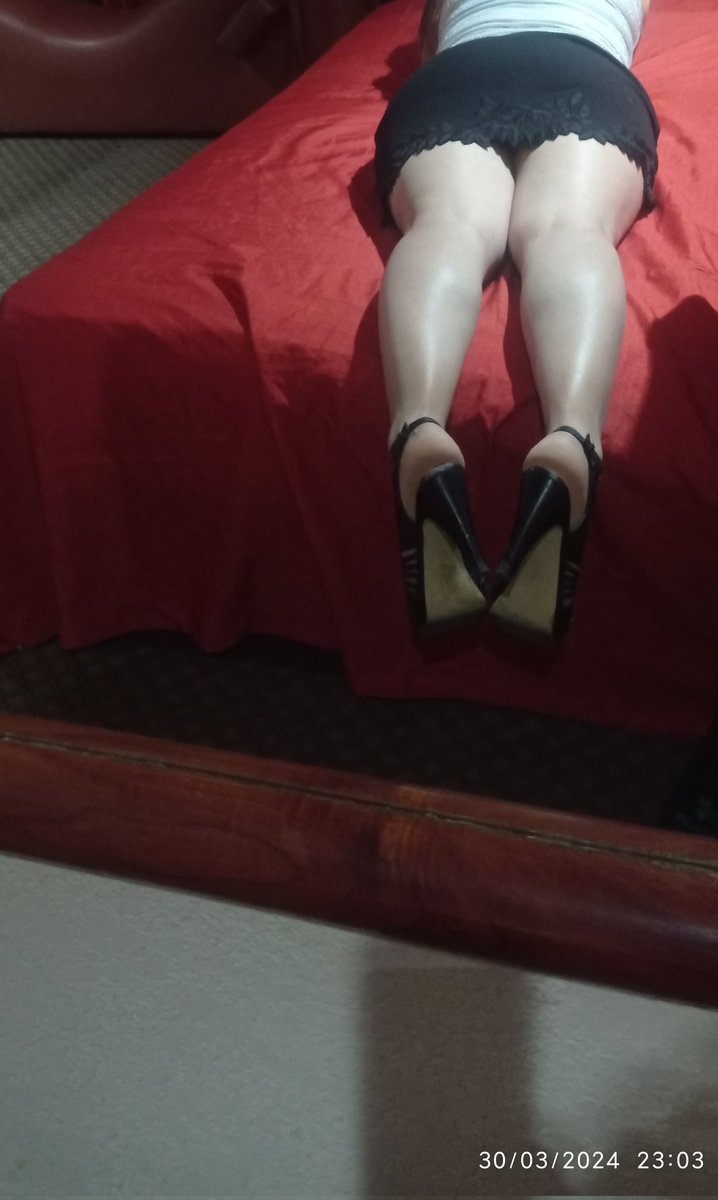 En el crow victoria... Quien por aquí... Parejita que quiere venir...