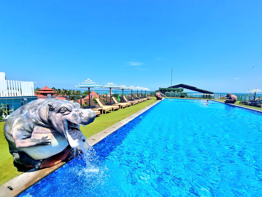 nonstopeurotrip's tweet photo. My 10 days in #Bali was spent at the ⭐ ⭐⭐⭐ #Sulis Beach Resort in #Kuta 🏖️ Honestly, I couldn't recommend this place enough 😀 Great location, amazing staff, huge rooms, delicious food & a SUPERB rooftop pool 🤿 I really couldn't ask for more for €35/night! #NonstopEurotrip https://t.co/xaJAxv8jpS