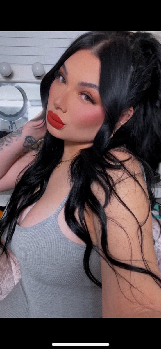 Instagram : officialprettylilmzgrace