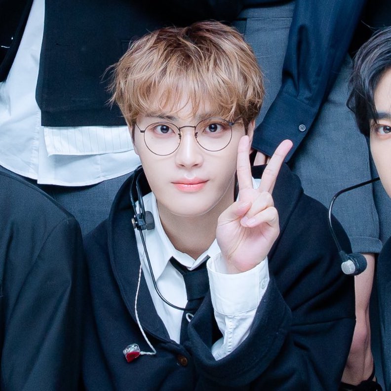 안경에 교복 착장 미쳤다..