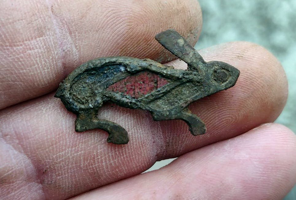 🌷 🐣 This #Roman brooch has leapt right out of #Oxfordshire and into our hearts 🐰 Featuring enamelled decoration, it's a pawsitively enchanting little running bunny, symbolising fertility, spring and renewal. Hares bounded into Britain before the Romans, who observed that Iron…