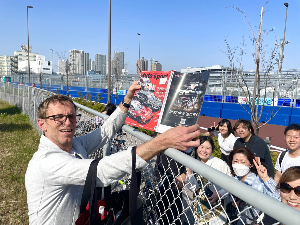 お台場で新しいスーパーGTファンとの振り合い。。👧🏻🏎️👨🏻 手元にautosportがあって、助かりました。。笑 #SUPERGT #Autosport #Fans