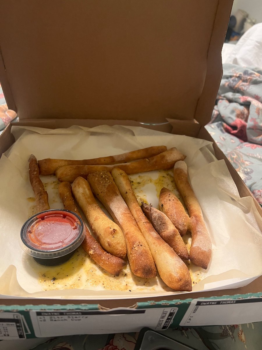Dtkarter's tweet photo. Love you guys @PapaJohns but this ain’t it, ima need some type of reimbursement, highlyyyy disappointed. https://t.co/ymQDW781pS