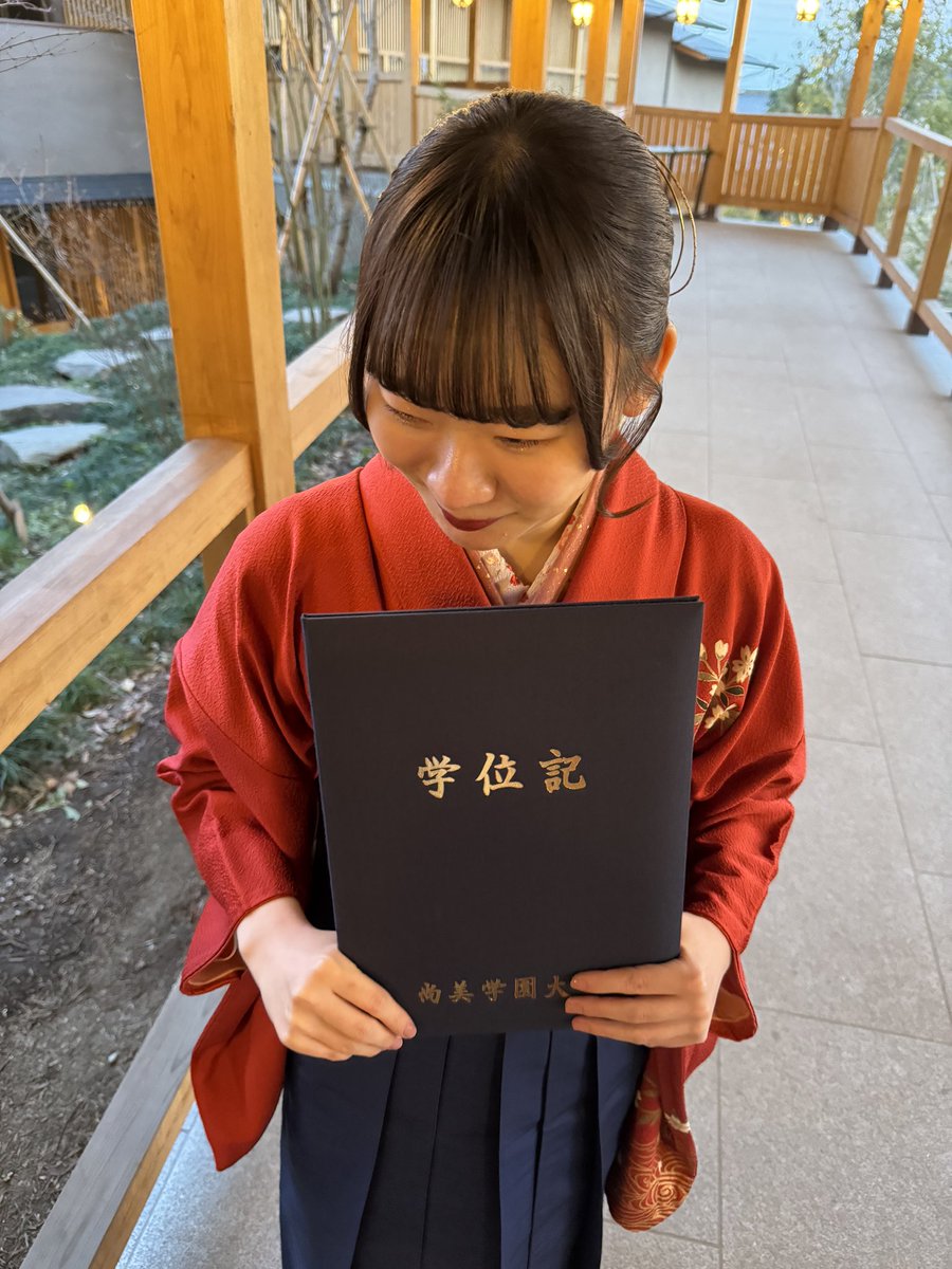 386__saxophone's tweet photo. 先日尚美学園大学を卒業しました🎓
4年間何不自由なく通わせてくれた両親、そしてあたたかく見守り支えてくださった先生方に心から感謝申し上げます。恵まれた環境で過ごすことができ幸せでした🥲
4月からは尚美ミュージックカレッジのディプロマ科に進学します。新しい環境でも私らしく頑張ります！ https://t.co/Al3k8D6ZDt