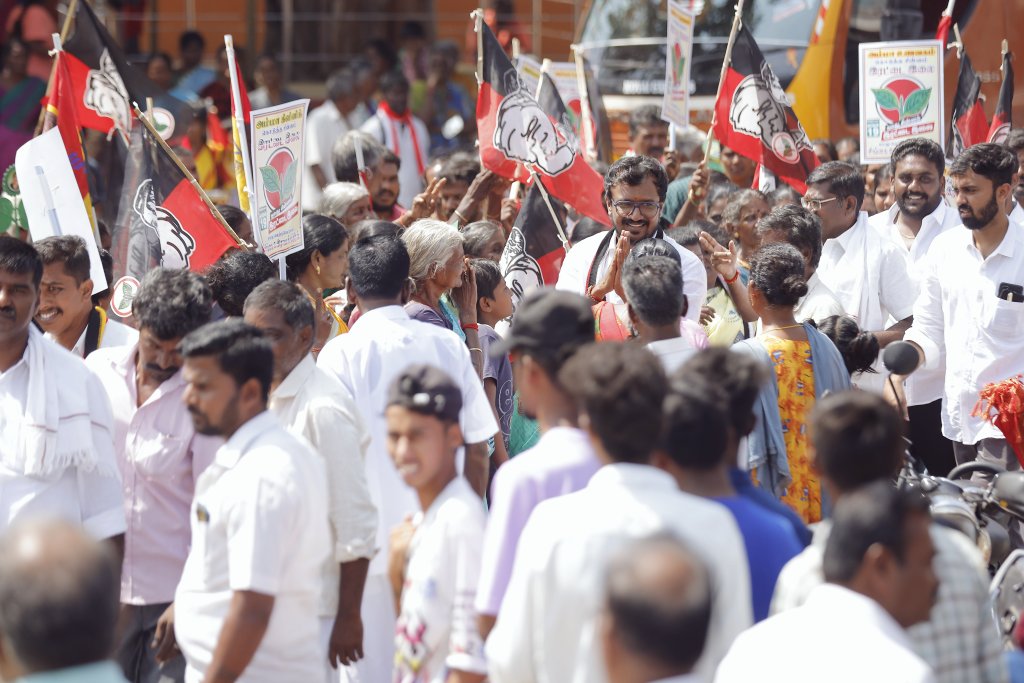 SingaiGR's tweet photo. நடைபெறவுள்ள நாடாளுமன்றத் தோர்தலையொட்டி, கோயம்புத்தூர் நாடாளுமன்ற தொகுதிக்குட்பட்ட சூலூர் - வெங்கடாபுரம் பெருமாள் கோயில் திடல், குரும்பபாளையம் வழி, அத்தப்பகவுண்டன் புதூர் உள்ளிட்ட பகுதிகளில் தேர்தல் பிரச்சாரம் மேற்கொண்டு இரட்டை இலை சின்னத்தில் வாக்குச் சேகரிப்பில் ஈடுபட்ட வேளையில்...

 #வெல்லட்டும்_இரட்டைஇலை #வாக்களிப்பீர்_இரட்டைஇலைக்கே 
#ParliamentaryElection2024 #Coimbatore