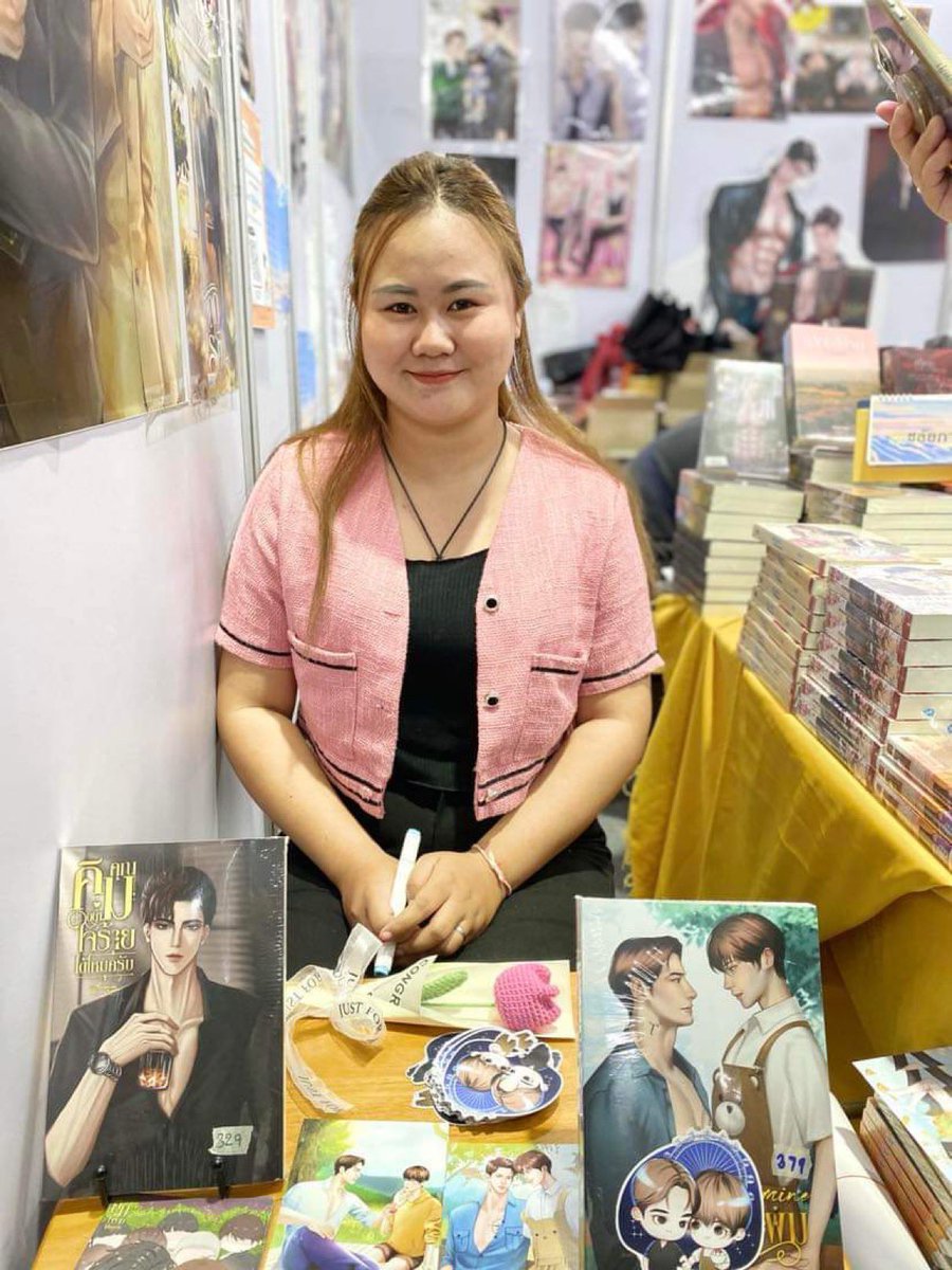 ตอนนี้ ชลัยกาญจน์ อยู่ที่บูธ YB Books O05 hall 7 ช่วงเวลา 13.00-14.00 ท่านไหนอย่ามาพูดคุยกับนักเขียนหรือขอลายเซ็นสามารถมาที่บูธ ณ ตอนนี้ได้เลยค่ะ #งานหนังสือ