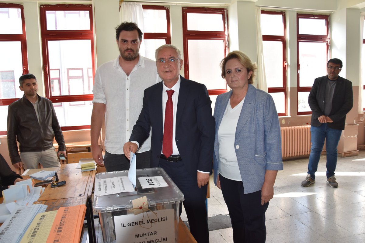 Efendibey Mahallemizde bulunan Gazi Ortaokulumuzda 1035 numaralı sandıkta oyumuzu kullandık. Niğde’mize hayırlı olsun.
Prof.Dr. Hamdi DOĞAN
MHP Niğde Belediye Başkan Adayı
#niğdeiçindoğruseçim #mhp #liyakat #samimiyet #güven