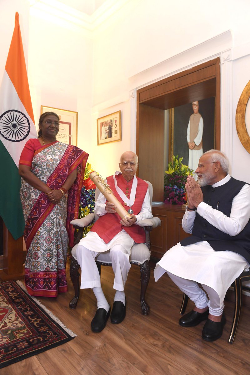 President Droupadi Murmu presented Bharat Ratna to Shri L. K. Advani at his residence. The formal ceremony was attended by Vice President Shri Jagdeep Dhankhar, Prime Minister Shri Narendra Modi, Defence Minister Shri Rajnath Singh, Home Minister Shri Amit Shah and the family