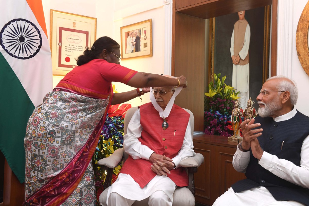 rashtrapatibhvn's tweet photo. राष्ट्रपति द्रौपदी मुर्मु ने श्री लालकृष्ण आडवाणी को उनके आवास पर भारत रत्न प्रदान किया। इस अवसर पर उपराष्ट्रपति श्री जगदीप धनखड़, प्रधान मंत्री श्री नरेन्द्र मोदी, रक्षा मंत्री श्री राजनाथ सिंह, गृह मंत्री श्री अमित शाह और श्री आडवाणी के परिवार के सदस्य उपस्थित थे।
भारतीय राजनीति के पुरोधा श्री आडवाणी ने सात दशकों से अधिक समय तक अटूट समर्पण और असाधारण कौशल के साथ देश की सेवा की है। वर्ष 1927 में कराची में जन्मे, श्री आडवाणी 1947 में विभाजन की पृष्ठभूमि में भारत चले आए। सांस्कृतिक राष्ट्रवाद के अपने दृष्टिकोण के साथ, उन्होंने पूरे देश में दशकों तक कड़ी मेहनत की और सामाजिक-राजनीतिक परिदृश्य में परिवर्तन किया। जब आपातकाल ने भारत के लोकतंत्र को खतरे में डाल दिया था तब उनके अंदर के अदम्य योद्धा ने इसे अधिनायकवादी प्रवृत्तियों से बचाने में मदद की।
1/2
