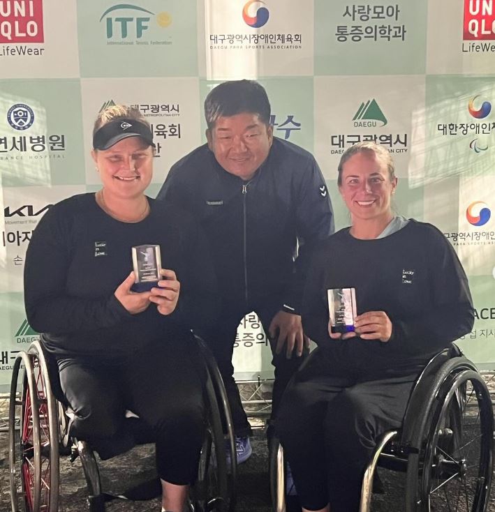 Ending the 2nd of 3 weeks in South Korea with a 2nd doubles title 🏆 @lucy_shuker & Aniek van Koot (NED) beat top seeds Manami Tanaka & Zhenzhen Zhu 7-5, 6-4 to become Daegu Open champions! #BackTheBrits 🇬🇧🇳🇱 | #wheelchairtennis