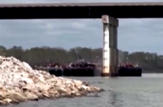 tempoweb's tweet image. Una chiatta si schianta contro un ponte in #Oklahoma: torna l'incubo #Baltimora | VIDEO 
#31marzo #iltempoquotidiano #Usa #chiatta 
iltempo.it/esteri/2024/03…