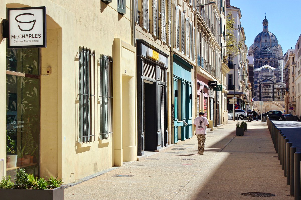 À Marseille, on est plus habitué à marcher sur la route que sur les trottoirs, tant ils sont encombrés. En revanche, sur la nouvelle rue Mazenod, on a comme une envie de se lancer dans un Madison.