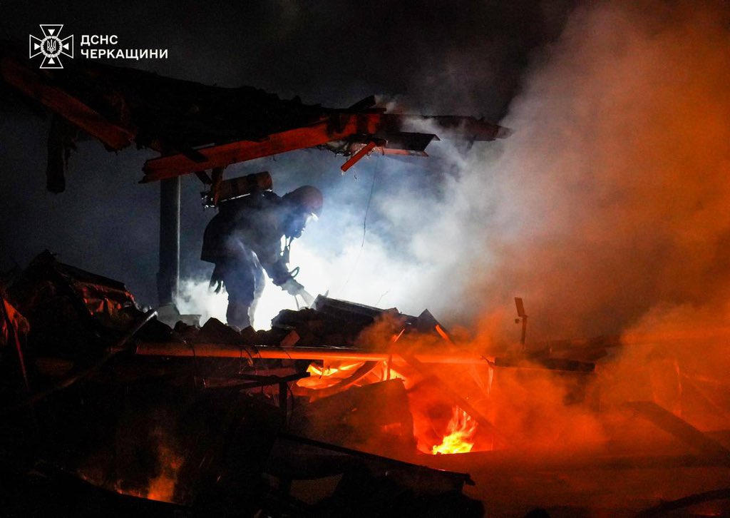 ❗️The Russian shelling damaged the energy infrastructure in six regions: #Dnipropetrovsk, #Vinnytsia, Ivano-Frankivsk, #Lviv, #Cherkasy, and #Chernivtsi, Ukrainian Prime Minister #Shmyhal said. In some regions, emergency power outages are in effect. 📷: State Emergency Service