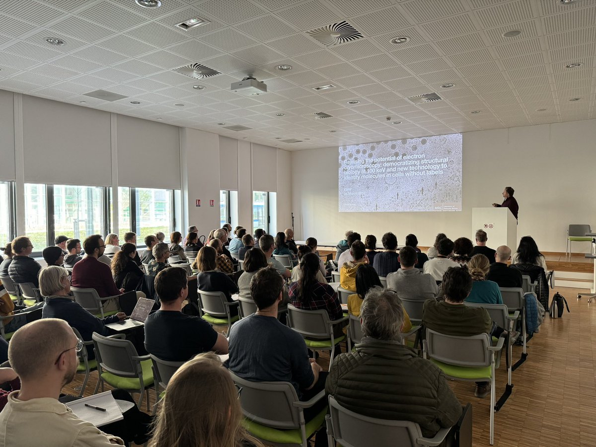 A full house at the Grenoble cryoEM club meeting yesterday. Fantastic keynote talk by Chris Russo @MRC_LMB and short talks by Eymeline Pageot, Cecile Morlot and @moncourvoisier. Many thanks to @embl @esrfsynchrotron @IBS_Grenoble and @LabexGRAL for support!