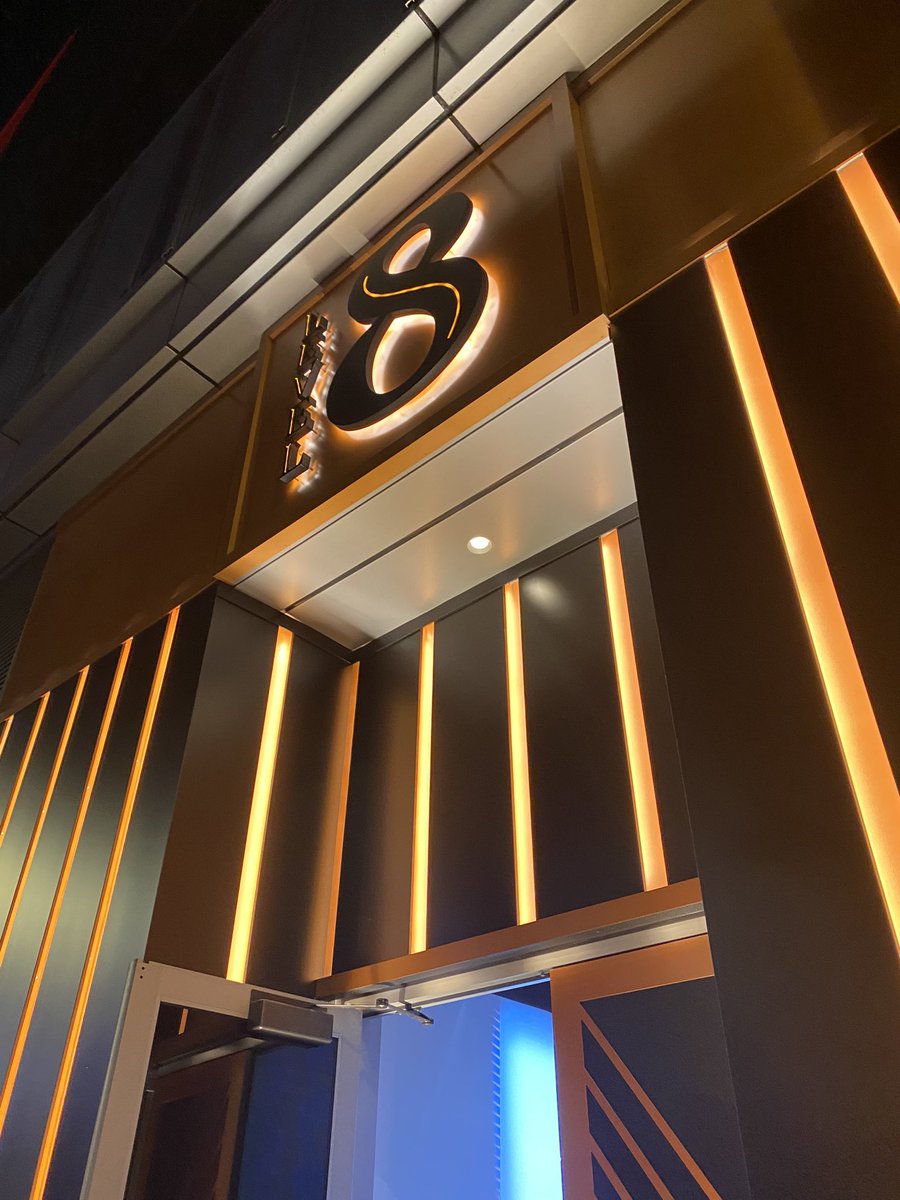 AARONCamper's tweet image. LA Nights 🌴✨ #level8 #mrwanderlust