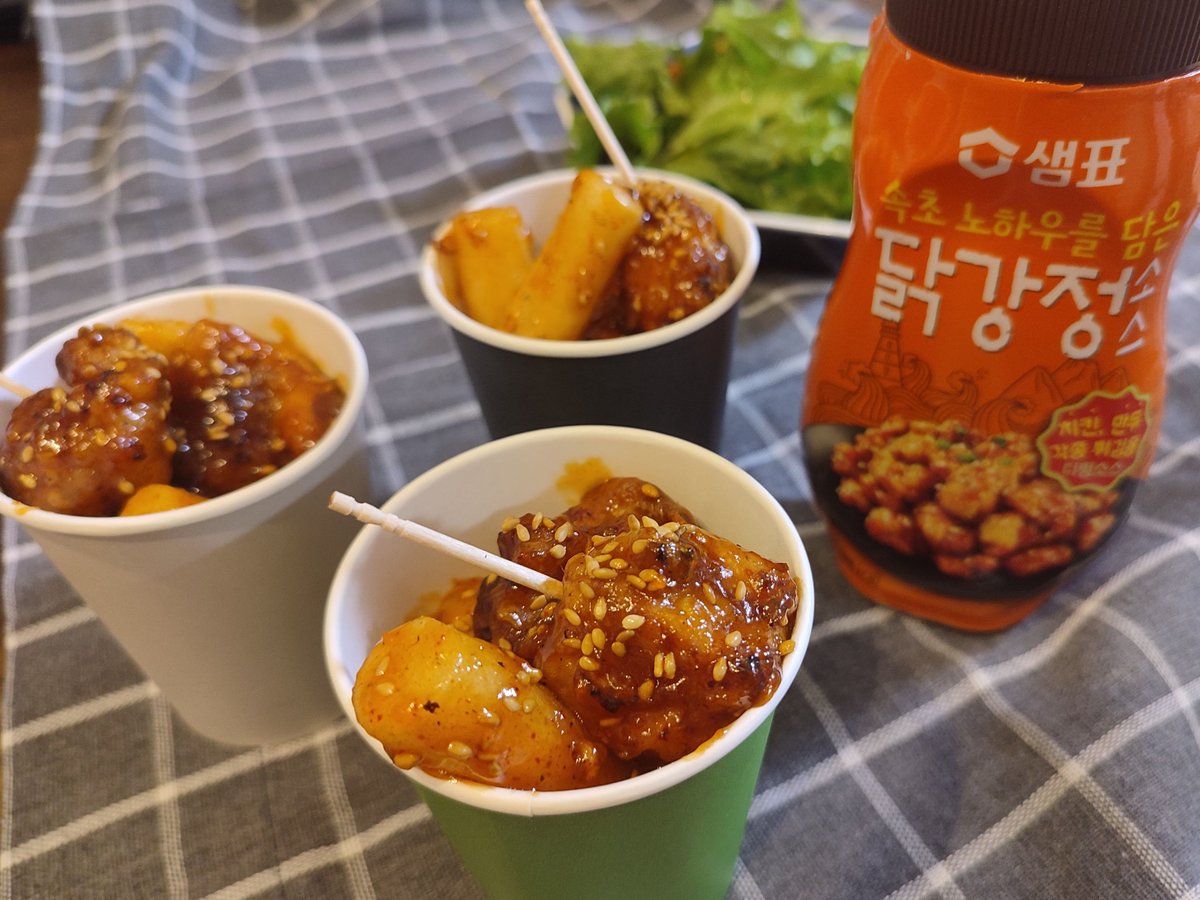 nikkoriotte's tweet photo. #タッカンジョン みてたら食べたくなった😆
おうちでタッカンジョンを作る時は、このソースがおすすめ✨美味しく作るコツはチキンを揚げる時に、なるべく真ん丸にして、カリッと2度揚げすることです😊
おともに梅酒の「鶴梅すっぱい」
さっぱりしてて濃い味が良く合いました～💕 https://t.co/aaH9lBurcx